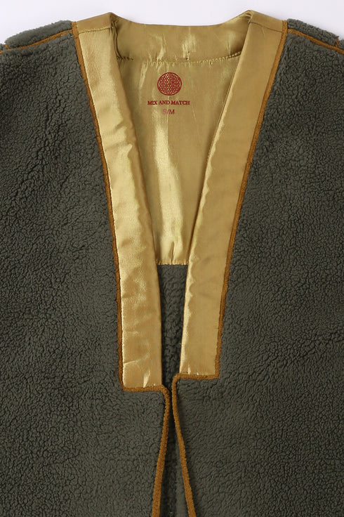 Long coat in faux fur with long sleeves and pockets